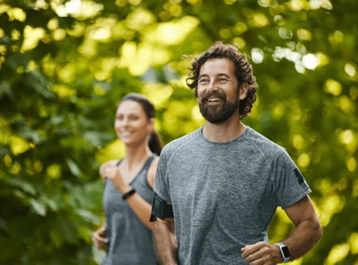 Imagem sugerida: Pessoa sorrindo usando app bancário e monitorando saúde.